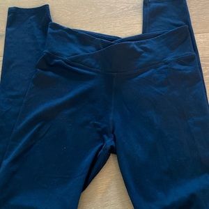 Navy Fabletics crossover small leggings
